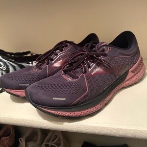 Brooks tennis shoes